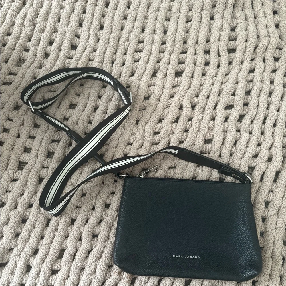 Marc Jacobs Cosmo Leather Crossbody Bag Black Pebble Chic Thick Strap NWOT - Picture 3 of 9